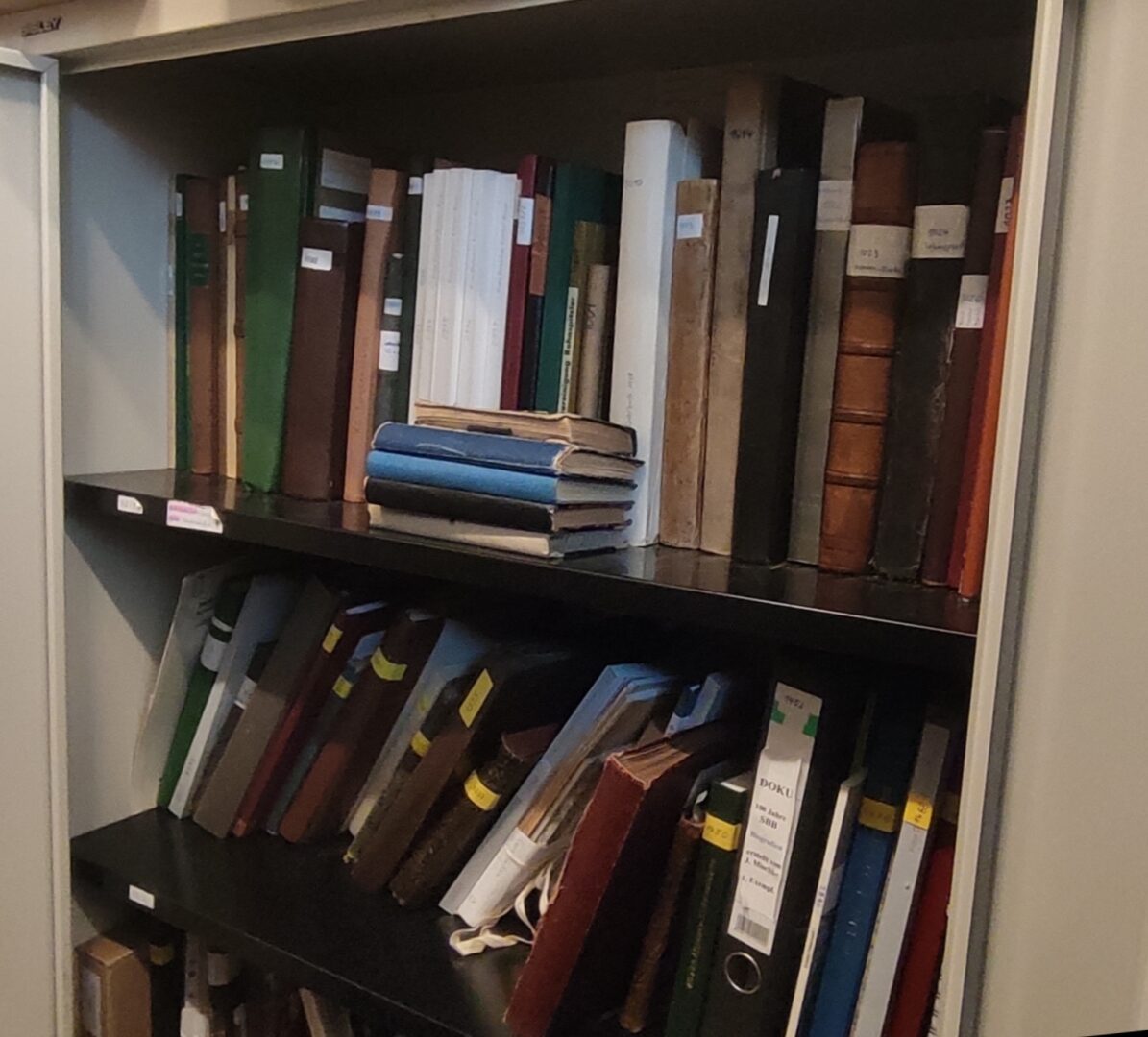 Verschiedene Bücher in einem Schrank des Archiv