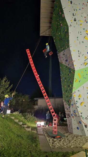 ein fallender Turm beim Kistenklettern
